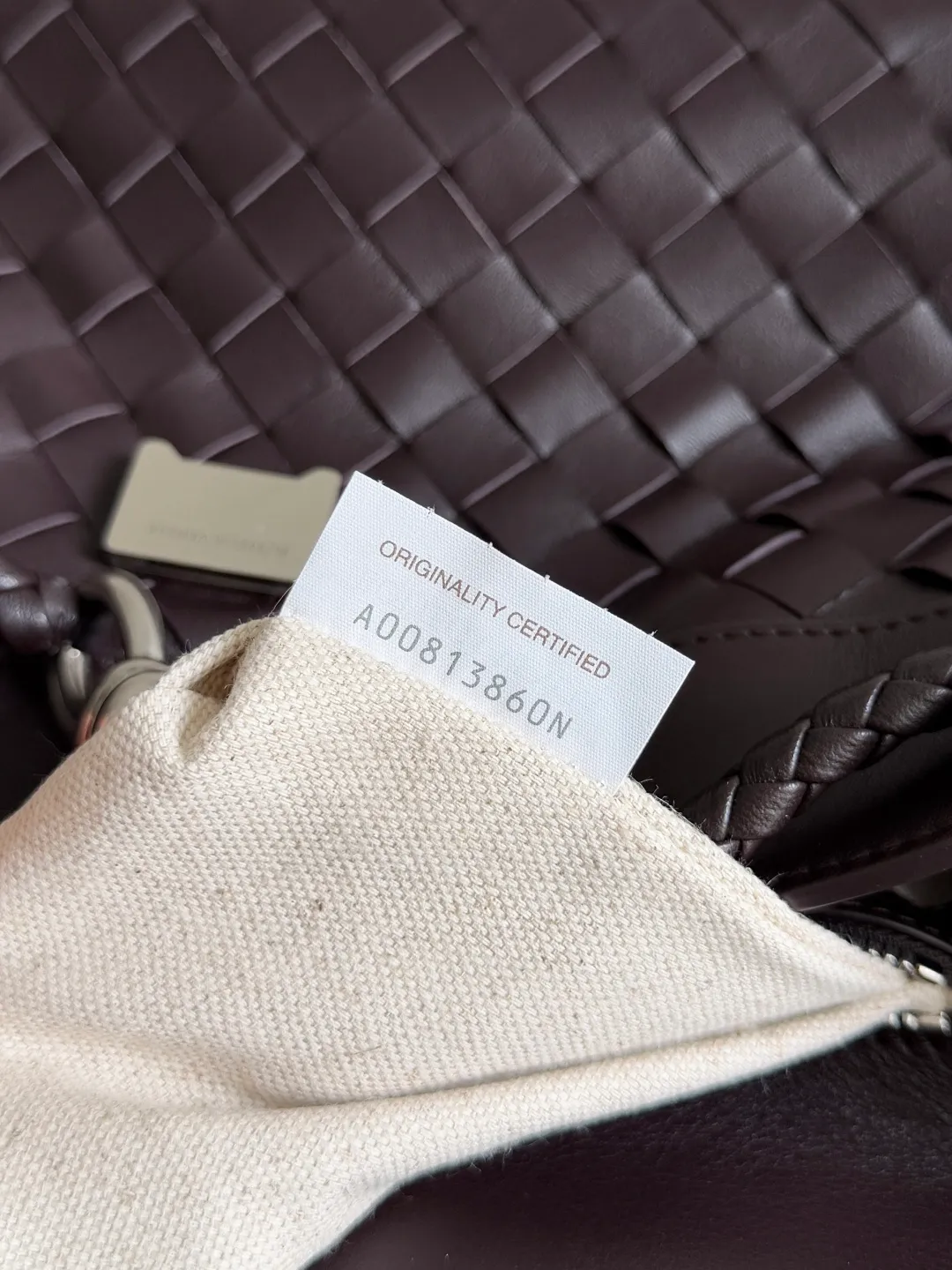 Batch 2460 BOTTEGA VENETA Bottega Veneta's 2025 new product for men ANDIAMO Bottega Veneta's main recommendation is undoubtedly the Andiamo small size. The first new favorite of the 2025 new product is a men's figure buckle bag. It can be seen that the designer has used many small ideas. The detachable crossbody strap is very convenient. It is convenient for elite office workers to reduce the burden on their hands when carrying work logs and office supplies. The interior is divided into two large compartments and a small zippered compartment. Unlike the women's model, the compartments here are not removable. The fixed large single layer also makes it easier to pack lightly when going out to work, and avoids the accumulation of too many small items. Style number: 815781 Size: 29*20*13cm